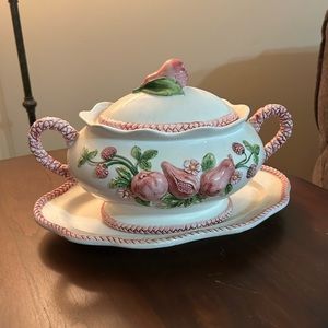 Soup tureen with lid and plate